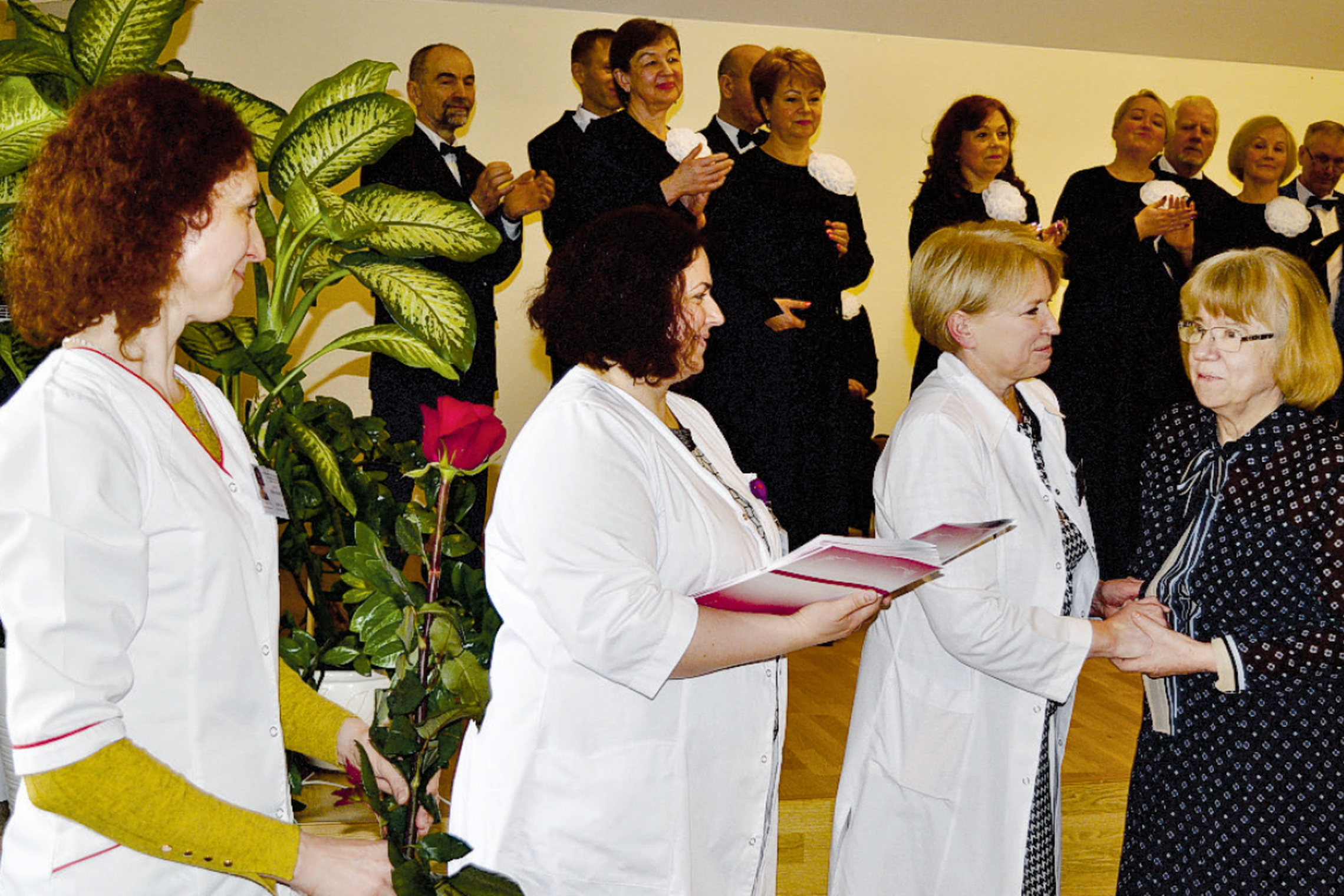 Padėkos raštais ir gėlėmis buvo apdovanota grupė medicinos darbuotojų