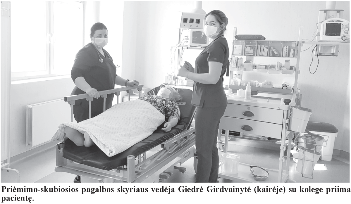 Priėmimo-skubiosios pagalbos skyriaus vedėja Giedrė Girdvainytė (kairėje) su kolege priima pacientę.