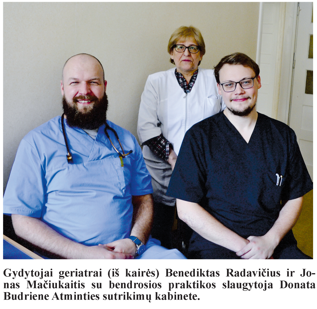 Gydytojai geriatrai (iš kairės) Benediktas Radavičius ir Jo¬nas Mačiukaitis su bendrosios praktikos slaugytoja Donata Budriene Atminties sutrikimų kabinete