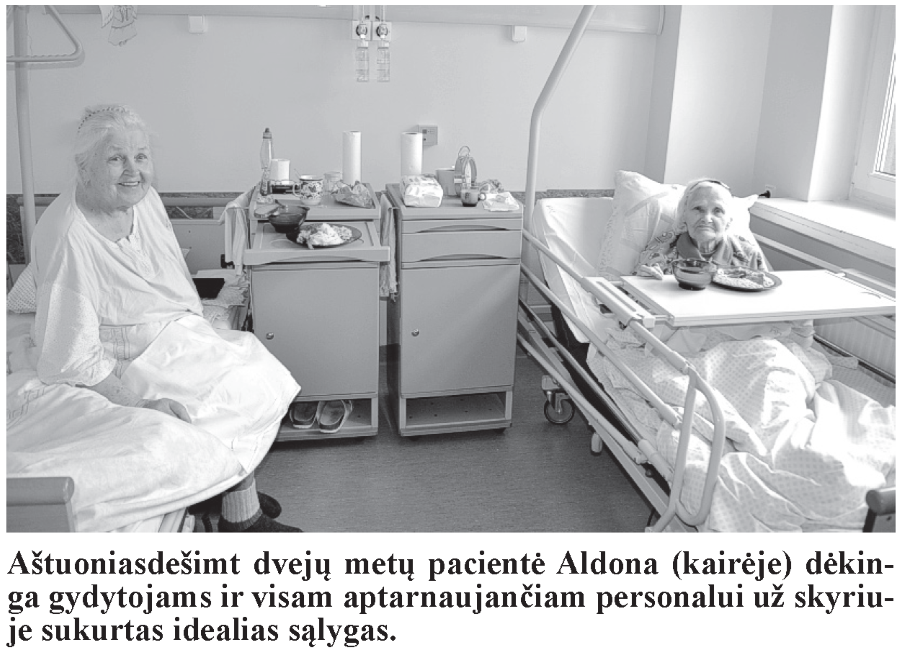 Aštuoniasdešimt dvejų metų pacientė Aldona (kairėje) dėkinga gydytojams ir visam aptarnaujančiam personalui už skyriuje sukurtas idealias sąlygas