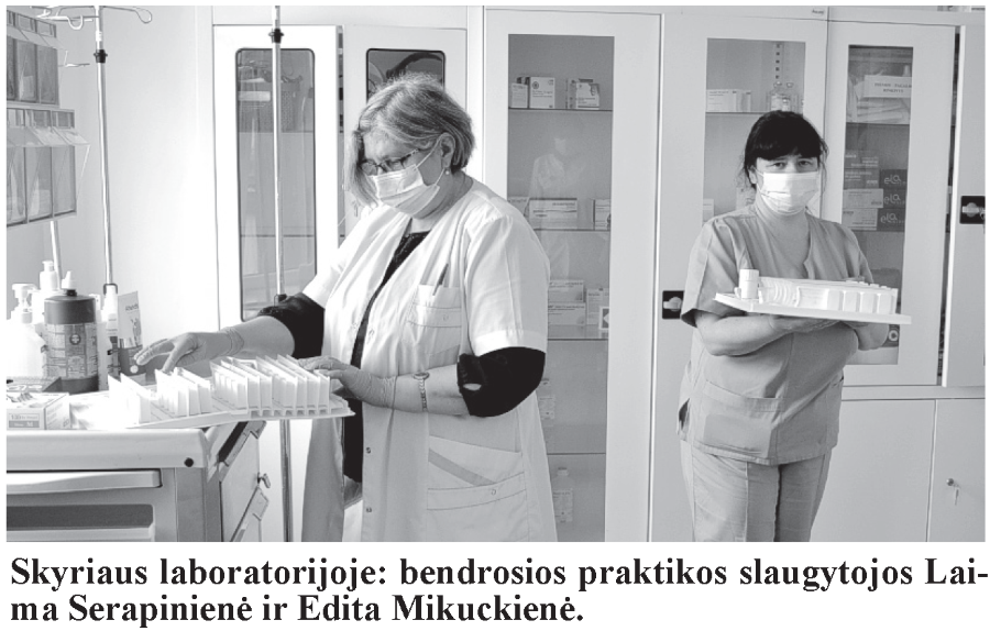 Skyriaus laboratorijoje: bendrosios praktikos slaugytojos Laima Serapinienė ir Edita Mikuckienė
