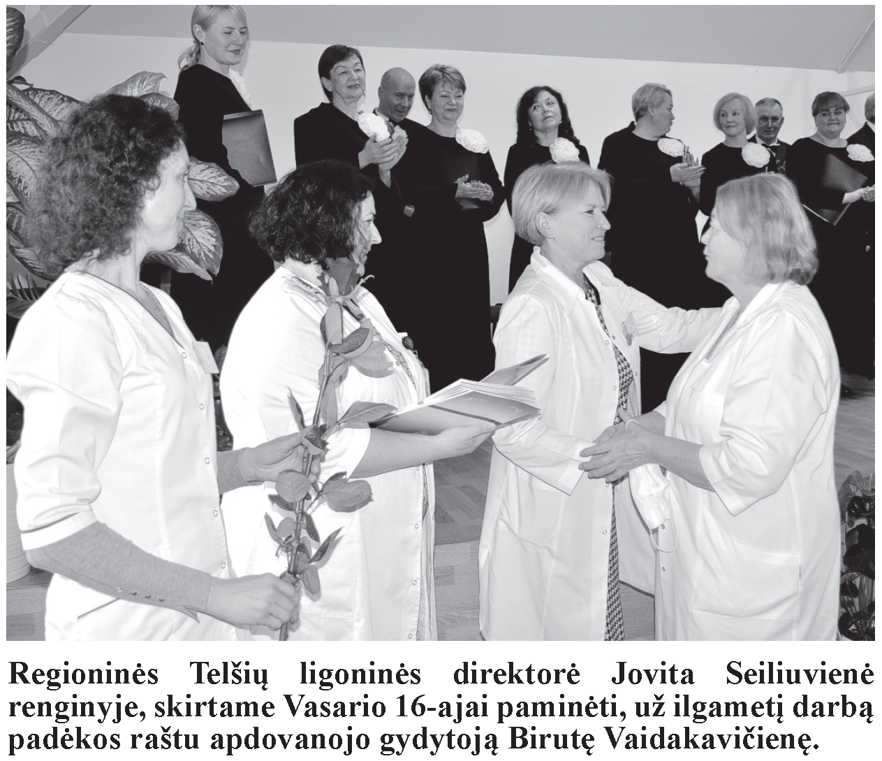 Regioninės Telšių ligoninės direktorė Jovita Seiliuvienė renginyje, skirtame Vasario 16-ajai paminėti, už ilgametį darbą padėkos raštu apdovanojo gydytoją Birutę Vaidakavičienę