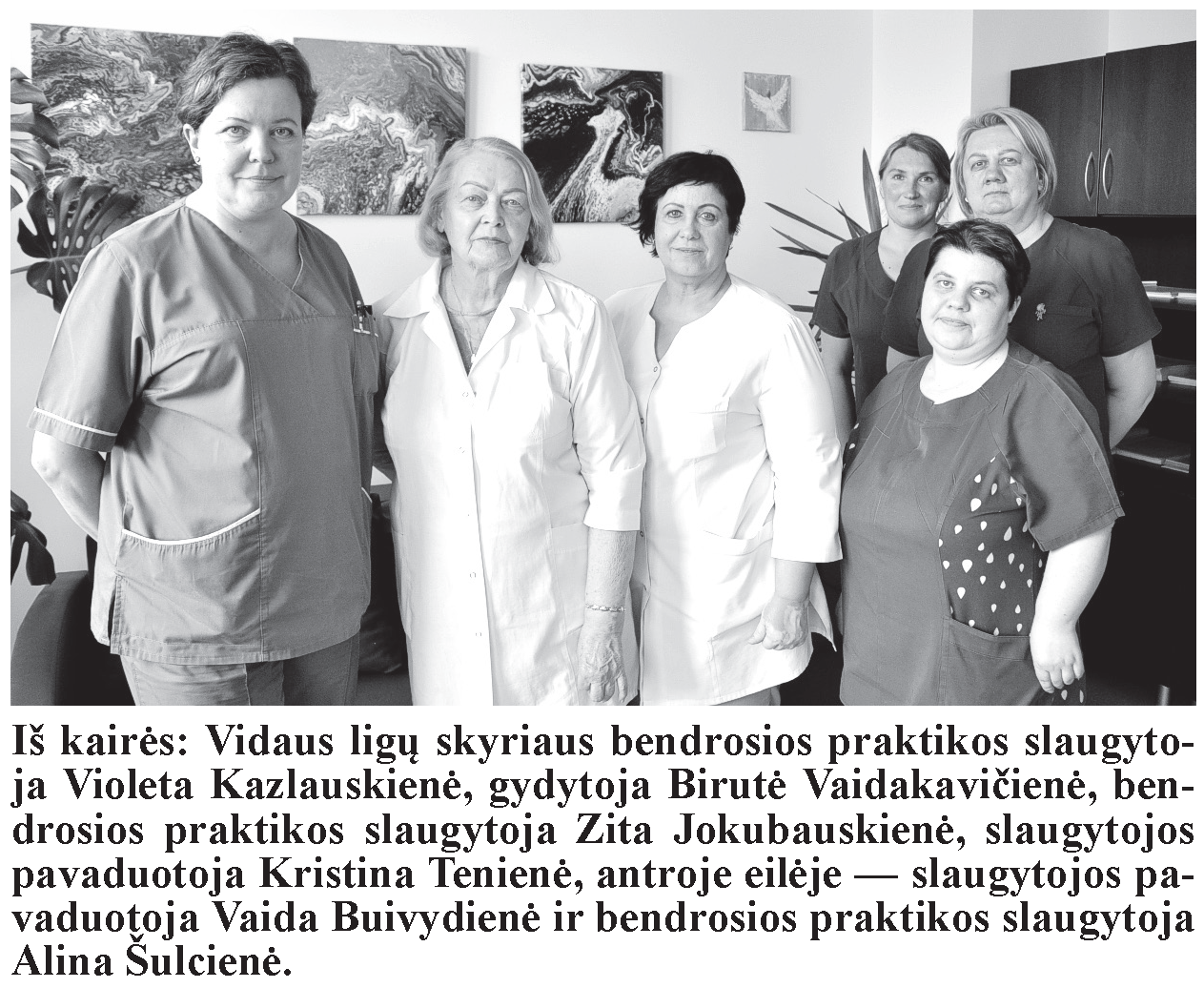Iš kairės: Vidaus ligų skyriaus bendrosios praktikos slaugyto¬ja Violeta Kazlauskienė, gydytoja Birutė Vaidakavičienė, ben¬drosios praktikos slaugytoja Zita Jokubauskienė, slaugytojos pavaduotoja Kristina Tenienė, antroje eilėje — slaugytojos pa-vaduotoja Vaida Buivydienė ir bendrosios praktikos slaugytoja Alina Šulcienė