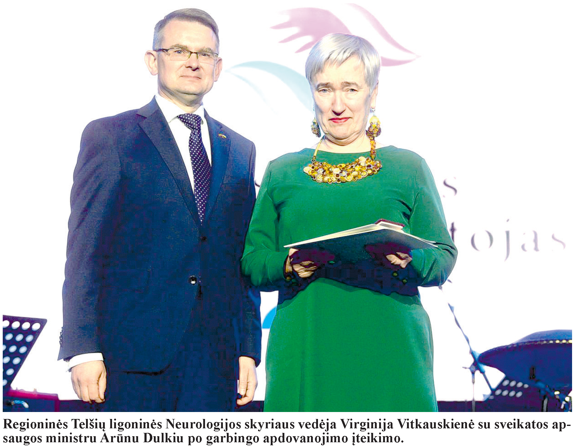 Regioninės Telšių ligoninės Neurologijos skyriaus vedėja Virginija Vitkauskienė su sveikatos ap-saugos ministru Arūnu Dulkiu po garbingo apdovanojimo įteikimo
