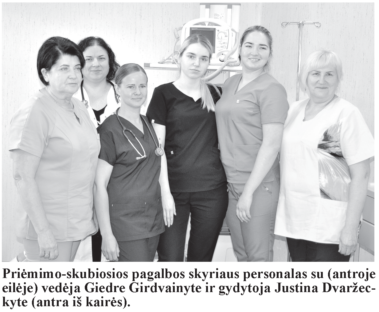 Priėmimo-skubiosios pagalbos skyriaus personalas su (antroje eilėje) vedėja Giedre Girdvainyte ir gydytoja Justina Dvaržeckyte (antra iš kairės)
