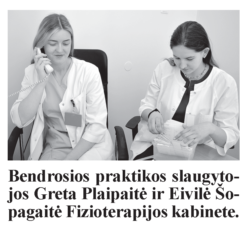 Bendrosios praktikos slaugyto¬jos Greta Plaipaitė ir Eivilė Šo- pagaitė Fizioterapijos kabinete